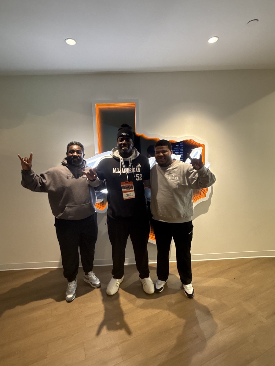 After a great conversation with <a href="/CoachK_Baker/">Kenny Baker</a> I’m blessed to receive a offer from <a href="/TexasFootball/">Texas Football</a> #AGTG 

<a href="/PPIRecruits/">PPIRECRUITS</a> <a href="/BCollierPPI/">Brandon Collier</a> <a href="/TexasRecruiting/">Texas Football Recruiting</a> <a href="/ChadSimmons_/">ChadSimmons</a> <a href="/TomLoy247/">Tom Loy</a> <a href="/SWiltfong_/">Steve Wiltfong</a> <a href="/LemmingReport/">Tom Lemming</a> <a href="/WillVapreps/">Will Vapreps Garlick</a> <a href="/Andrew_Ivins/">Andrew Ivins</a> <a href="/CSAPrepStar/">PREPSTAR</a> <a href="/VaPrepsRivals/">Virginia Preps</a> <a href="/AABonNBC/">Navy All-American Bowl</a> @On3Recruits
