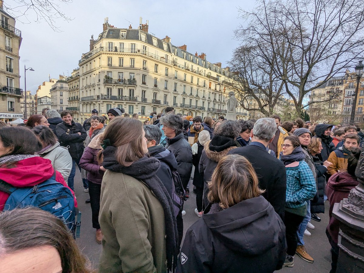 IsabelleArnoux2's tweet photo. Manifestation devant le Collège de France contre l'amendement déposé le 21 janvier par le gouvernement visant à réduire le budget de l’Enseignement Supérieur et de la Recherche de plus de 630M€ #MESR #manifestation #recherche https://t.co/kNZeIIshP6