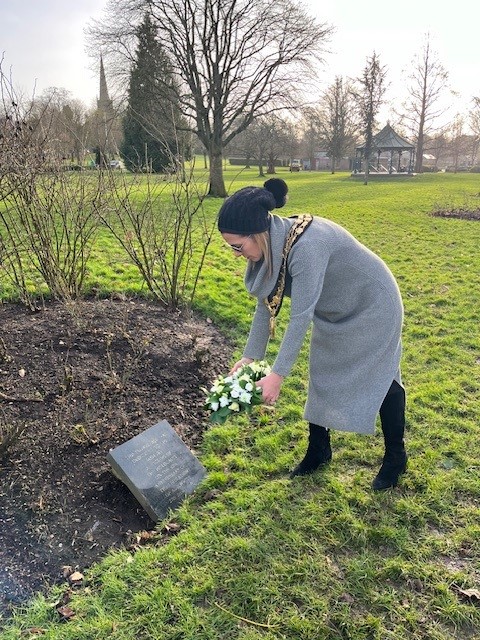 BromsgroveDC's tweet photo. Chair of Bromsgrove District Council, Cllr Sam Ammar, placed a wreath next to the memorial in Sanders Park to commemorate Holocaust Memorial Day.

#HolocaustMemorialDay
#HMD2025 https://t.co/qaEoKyqiwU
