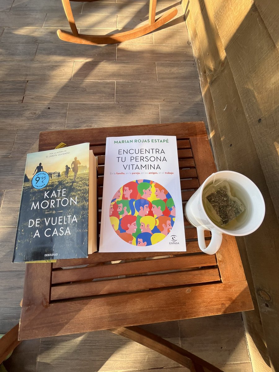 bettypecas's tweet photo. Leyendo dos al mismo tiempo 🤗😎📖 https://t.co/5tbSyRbHcb