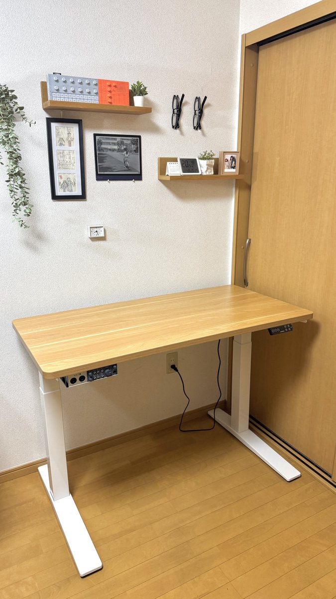 AnomaloG's tweet image. 組み立て完了！
何もなくてなんか恥ずかしい。
せっかくなら壁の雰囲気も新しくしたいなー。