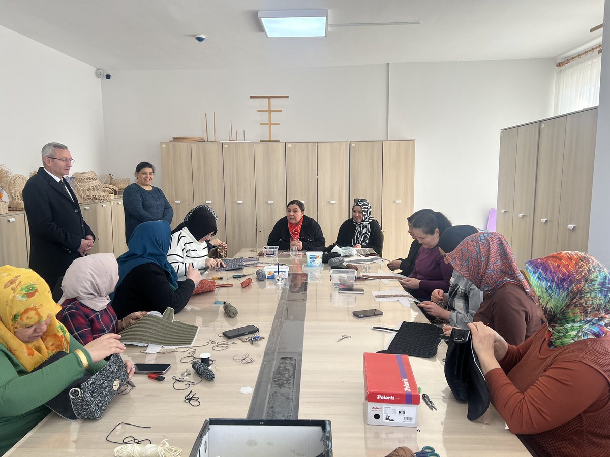 “Kadınlarımızı önemsiyoruz, her alanda destekliyoruz.”
ADEM, (Aile Destek Merkezi) kadınlarımızın hem bireysel yeteneklerini keşfetmelerine hem de ekonomik hayata katkı sağlamalarına olanak tanıyan bir köprü görevi üstlenmektedir. Bu sayede kadınlarımız, sadece kendi hayatlarını