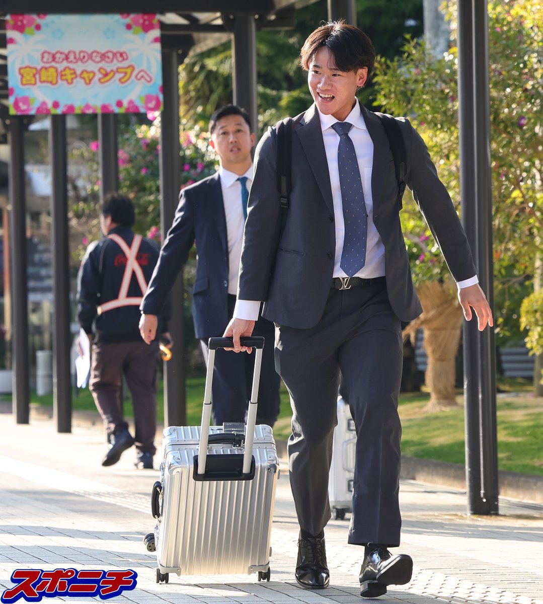 Sponichi_Photo's tweet photo. 宮崎入りした巨人ナイン②（撮影・光山　貴大
@takahiroKOHYAMA ) #巨人 #読売ジャイアンツ #ジャイアンツ #GIANTS #岡本和真 ＃中山礼都 #堀田賢慎 #山瀬慎之助 #井上温大 https://t.co/FeFQoBQctp