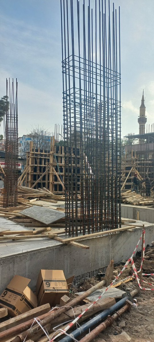 piskopos68's tweet photo. @dikilibelediye @csbgovtr bu kolondaki etriyeler neden şaşırtmalı döşenmedi acaba? Şimdi beton dökülecek ve gözden kaybolacak, deprem olduğunda kolon patlayacak sonrada bina çökecek, yine facialar ölümler ders alamıyoruz... https://t.co/JHle1rit7o
