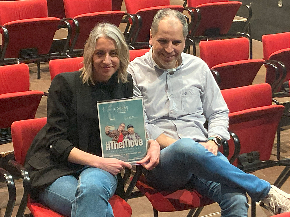 Kursaalmanresa's tweet photo. 🔊Avui hem presentat '#TheMove (la mudança)' del cardoní Jordi Santasusagna, l’obra guanyadora del 6è premi El Galliner de textos teatrals -inclòs dins del Premi Lacetània-.

🗓️S'estrenarà el 4 de març al Kursaal!

🎟️Entrades a la venda a partir de demà
https://t.co/cjEERUkGpT https://t.co/KxzvycnvTa