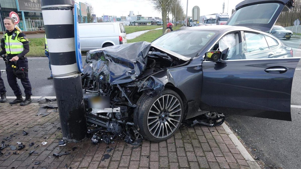 Bestuurder uit auto geknipt na aanrijding in Wormerveer, twee gewonden noordhollandsdagblad.nl/regio/zaanstre…