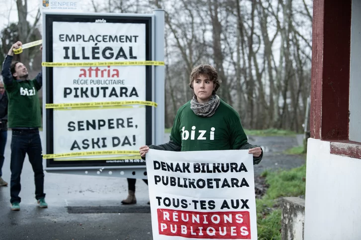MediabaskInfo's tweet photo. Saint-Pée : Bizi! se mobilise contre des panneaux publicitaires illégaux #SaintPee @bizimugi
https://t.co/Cdiaj3UZRo https://t.co/Wy7EBhE9rN