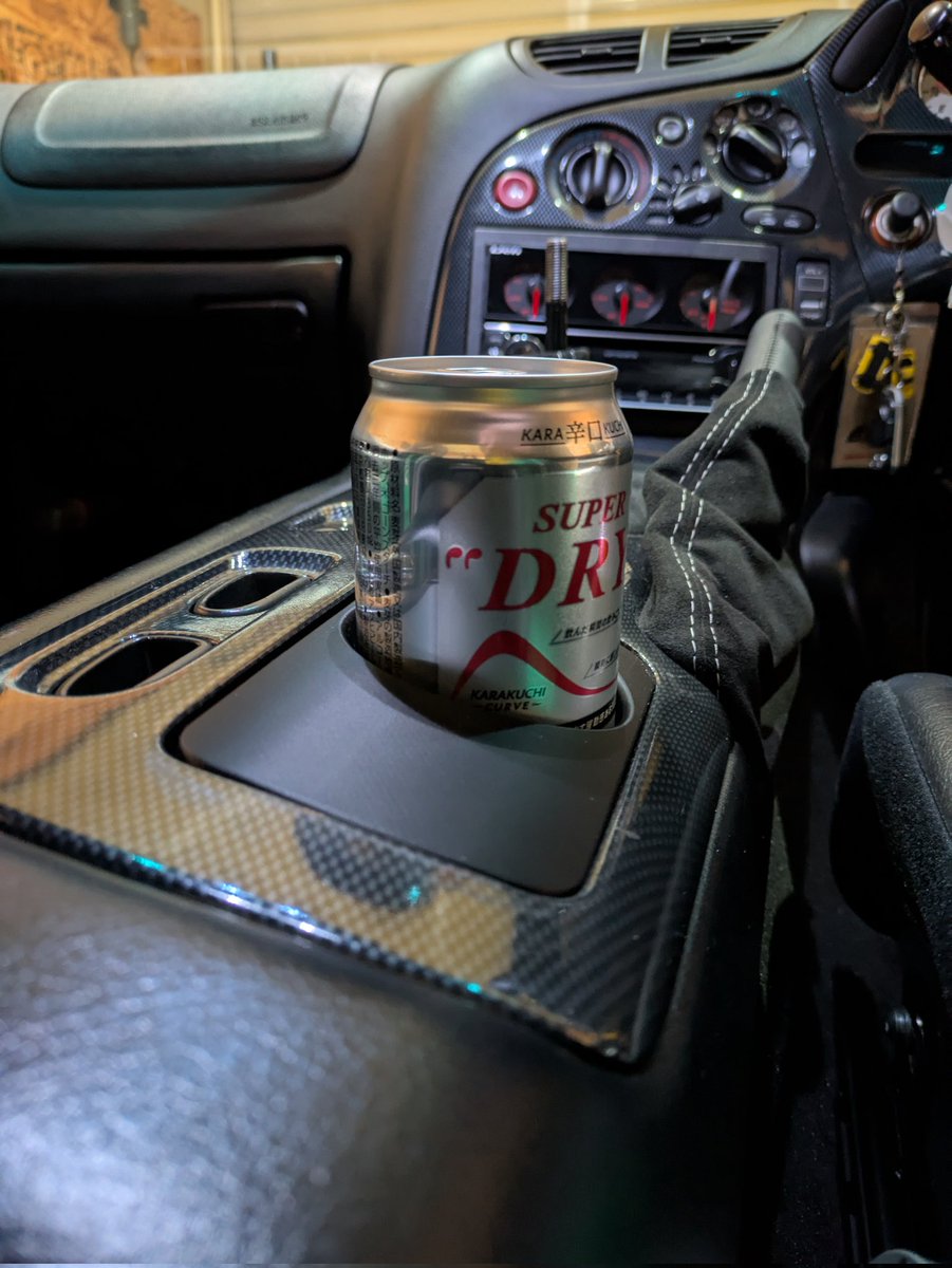 yoshi_fd3s's tweet photo. FDのドリンクホルダー✌️海外のFD乗りから、CADデータを貰い、それを右ハンドル用のデータにフォロワーさんの協力で作り直して貰い、更に知人の協力で出力してもらいました🔥製品化したそうなので、欲しい方はメルカリからどうぞ👍素地なので、ここから自分好みに仕上げます🫰https://t.co/quDeFNRbEC https://t.co/O7iHvnA7sS