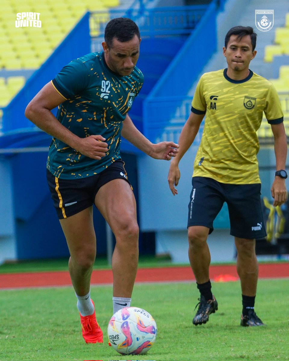 gresikutdFC's tweet photo. ๐ข๐ณ๐ณ๐ถ๐ฐ๐ถ๐ฎ๐น ๐ง๐ฟ๐ฎ๐ถ๐ป๐ถ๐ป๐ด
Saatnya bangkit dan kembali ke jalur kemenangan!
#GresikUnited #LaskarJokoSamudro #SpiritOfUnited #OfficialTraining #GRSPSB https://t.co/kT4ZbaVOgU