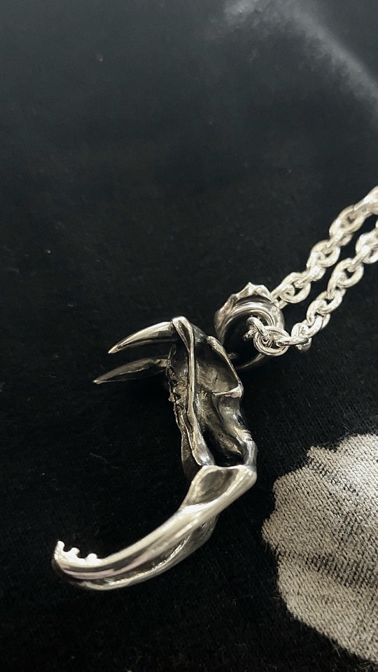 silver29617's tweet photo. Strange Freak Designs - 蛇骨
古谷一年一度製作的生肖動物頭骨系列
蛇年的製作
古谷說一般是製作可活動的下顎
但蛇如果做開合可能強度唔夠
因此做了攻擊狀態下蛇的形態
#StrangeFreakDesigns #sfd #dresscode925 #古谷尚人 https://t.co/3Klbq3GAG1