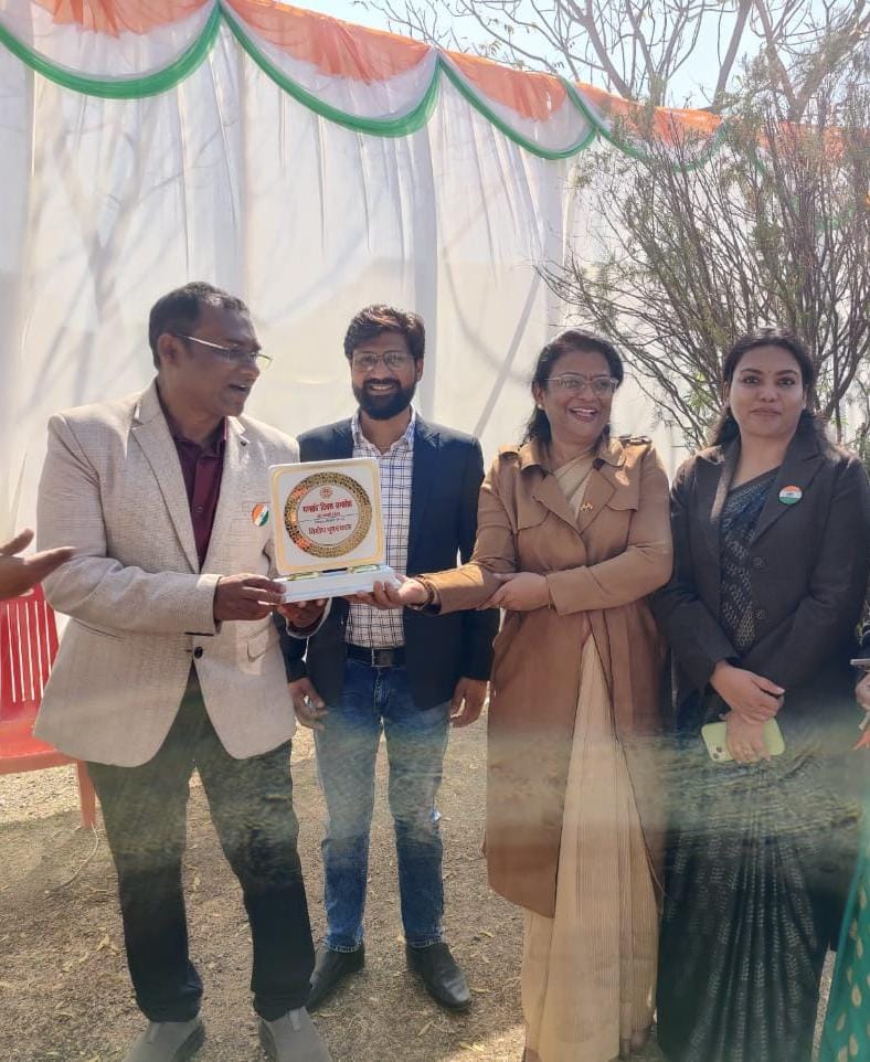 CmhoSehore's tweet photo. 26 जनवरी 2025 गणतंत्र दिवस के अवसर पर स्‍वास्‍थ्‍य विभाग की ‘’निक्षय शिविर’’ को प्रर्दशित करती हुई सजीव झांकी को श्री प्रवीण सिंह जिला कलेक्‍टर व श्री दीपक शुक्‍ला एसपी के द्वारा द्वितीय स्‍थान प्राप्‍त करने पर सम्‍मानित किया गया
@MoHFW_INDIA
@healthminmp
@mp_iec
@nhm_mp https://t.co/JXwf4irPZA
