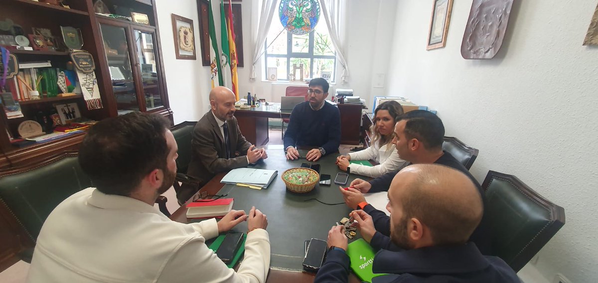 GobiernoMalaga's tweet image. 👉 El subdelegado de @GobiernoMalaga, @FJavier_Salas, se ha reunido este mediodía con el alcalde de #Campillos, Daniel Gómez, y miembros de la corporación para abordar proyectos del #Gobierno de #España en el municipio.