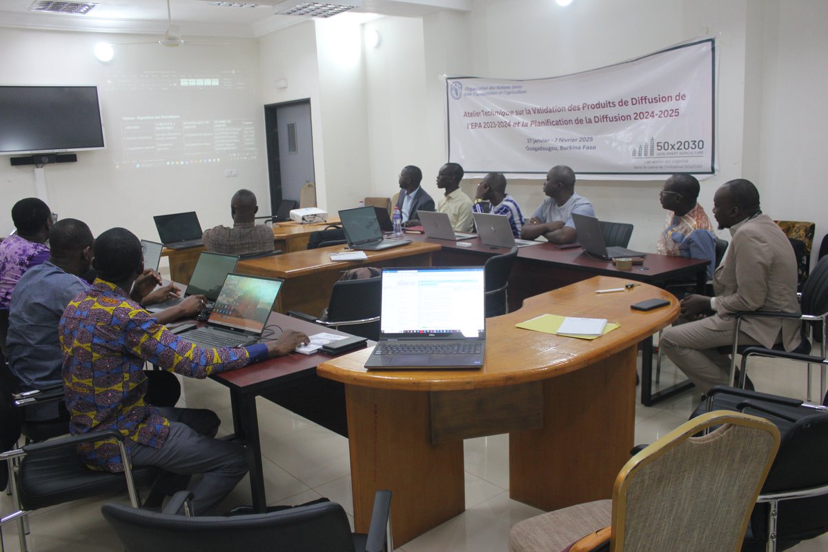 FAOBurkinaFaso's tweet image. 🚜🌍 L'initiative #50x2030 en action au 🇧🇫 ! Un atelier technique se déroule à Ouaga (27/01 au 7/02 2025) pour valider les produits de diffusion de l’EPA 2023-2024 et planifier la diffusion de l'EPA 2024-2025. 
Des données au service des politiques agricoles! 
📊#Data4Development