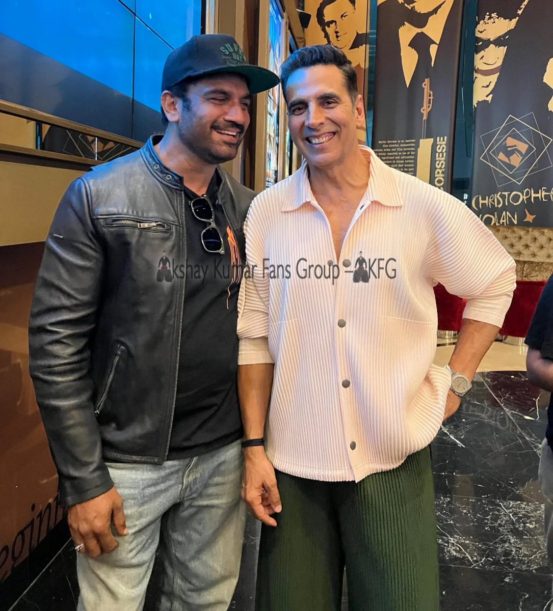 GauravAkshay16's tweet photo. PIC - #AkshayKumar𓃵 with #SharadKelkar during #SkyForce  screening few days back
#SkyForceInTheatersNow #SkyForceInCinemas #skyforcetakeoff #AkshayKumar https://t.co/uJPq0b0GQ5