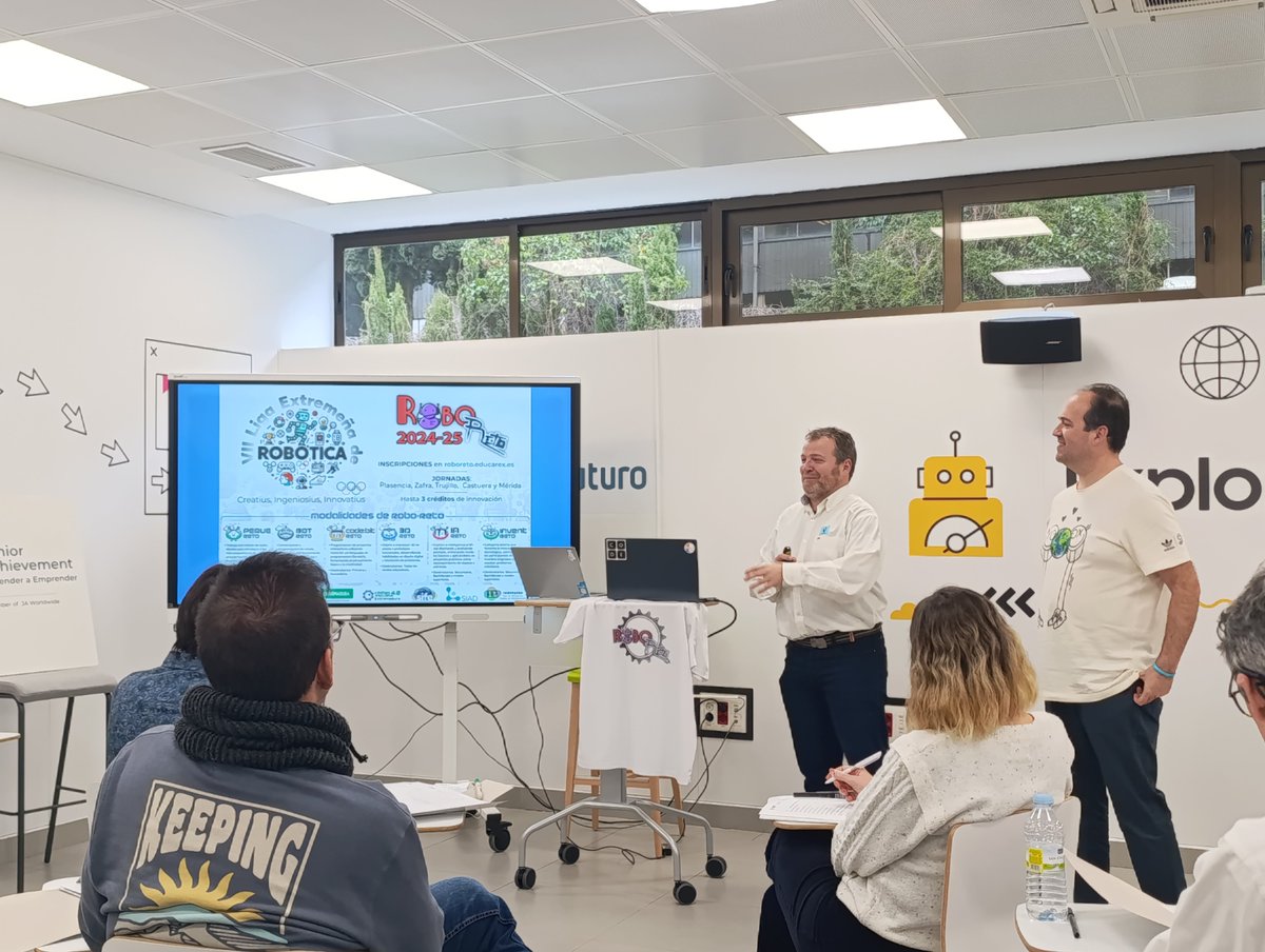 MsLeticiaGil's tweet image. Uno de los embajadores de la #EUCodeWeek @fmasero nos muestra el #roboreto  @CodeWeekEU @educaINTEF