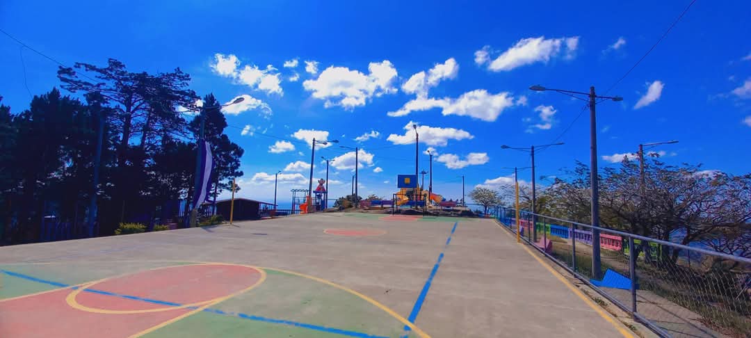 ¡💥Buenos días camaradas!
 Parque infantil y cancha deportiva a mayor altitud de Nicaragua! 🙃🌄⚽

Pues estaremos a más de 1,270 m.s.n.m. en San José de Cusmapa junto al mirador el Balcón 📸😀

#Nicaragua Intur Madriz