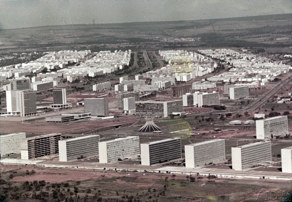 aidfadu's tweet photo. Ministerios e Cidade vista aérea. Brasilia | AID•FADU•UBA https://t.co/8KD0uSSjmv. https://t.co/zAmqsPtcgh