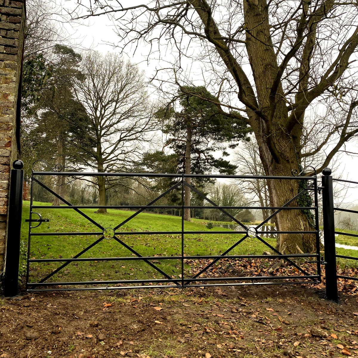 ttc_ironwork's tweet image. At our recent installation where we installed 120m of fencing alongside this field gate
These are fitted with a sliding lockable latch which is easy to use. When you approach us for a quote all our gates are quoted including gate posts

#fieldgate
#steelgate
#thetraditionalco