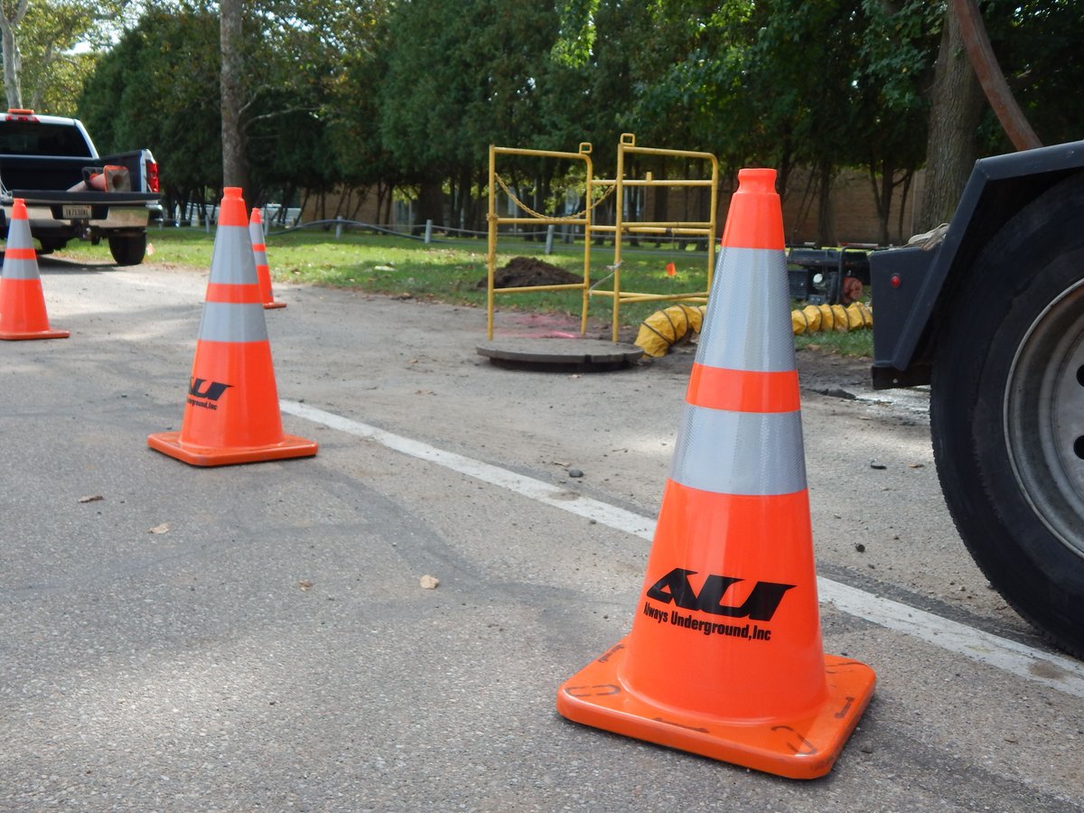 AlwaysAUI's tweet photo. "Slips, trips, and falls are a top workplace hazard. With 865 fatalities in 2022, safety must come first. Use proper footwear, clean spills, and practice good housekeeping to reduce risks. Stay safe, stay smart! https://t.co/c5h3SzkF9X