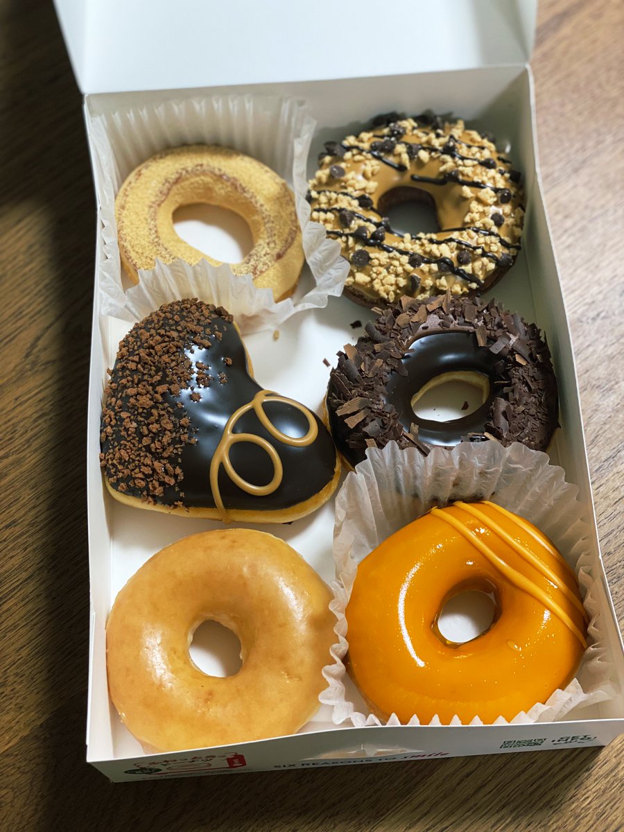 donuts_7's tweet photo. ドーナツ＋6コ＝20コ目◎
クリスピークリームドーナツ🍫うつくしい😍 https://t.co/GNguFg2cLd