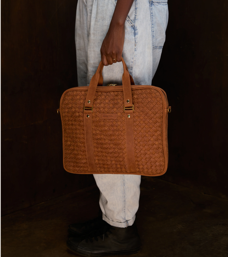 SandstormKenya's tweet image. A perfect blend of sophistication &amp;amp; practicality. Shop our woven pili folio bag today!
ke.sandstormkenya.com/products/woven…

#PullUpLeather #BagGoals #OrganizedStyle #PiliFolioBag #SandstormKenya
