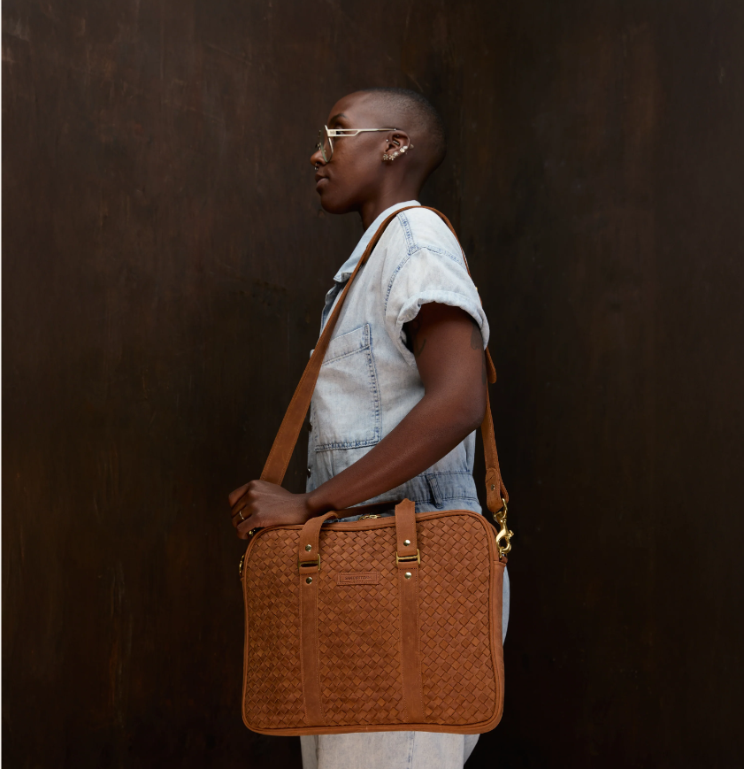 SandstormKenya's tweet image. A perfect blend of sophistication &amp;amp; practicality. Shop our woven pili folio bag today!
ke.sandstormkenya.com/products/woven…

#PullUpLeather #BagGoals #OrganizedStyle #PiliFolioBag #SandstormKenya