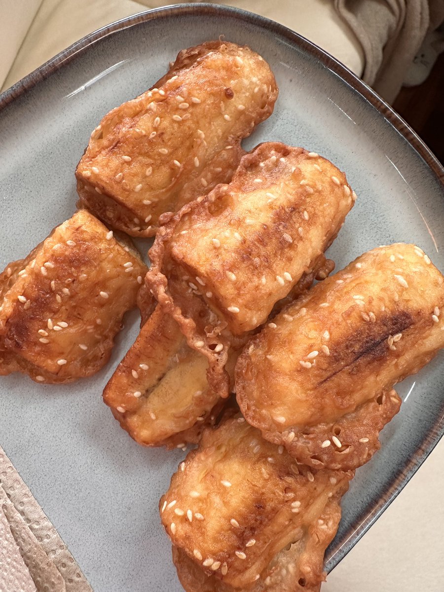 Teh anget dan pisang goreng itu emang enaknya tiasa tara. Diajari temen orang Thai bikin pisang goreng: tepung beras + tepung tempura + parutan kelapa + gula + vanili dikit + santan + air dingin + wijen.