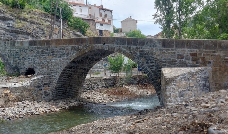 🌉 Rehabilitamos el puente medieval de Santa Bárbara en 📍 Enciso con cemento Vertua® bajo en emisiones. 🍃