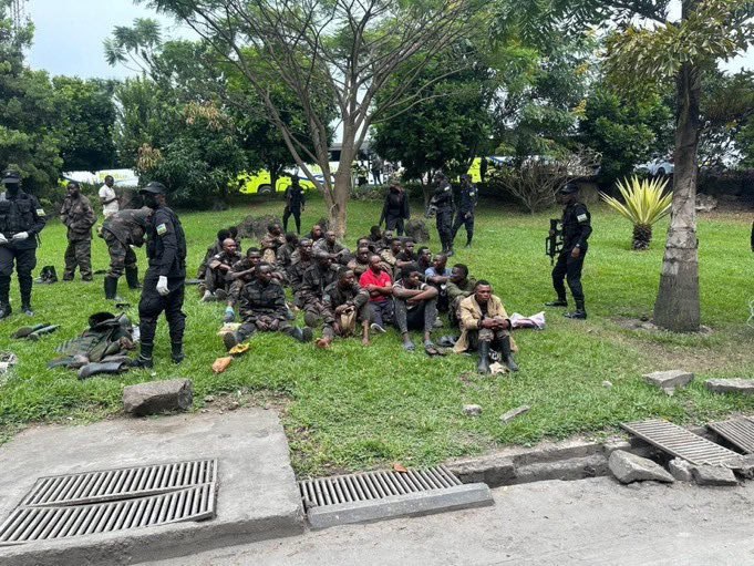 CepheGozlemi's tweet photo. Kongo Demokratik Cumhuriyeti Silahlı Kuvvetleri askerleri, sınırın Ruanda tarafındaki Gisenyi şehrinde Ruanda birliklerine teslim oluyor. https://t.co/mr9dMzKJlh