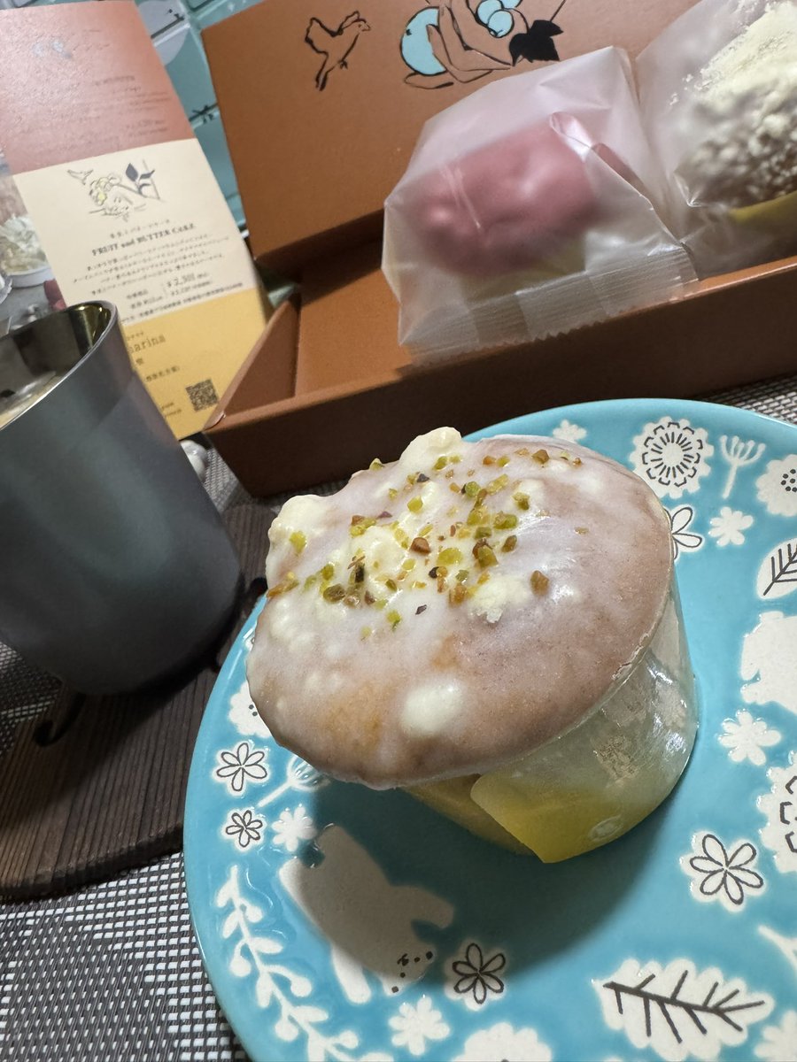 kyoyasaga's tweet image. #ベストオブクラシック
確かに整いすぎてる感はあるけれど、安心して聴ける安定感だな。
さて #アムールデュショコラ 戦利品の #canarina 果実とバターのマフィン、シトロン🍋を頂きます✨
保冷じゃないのに日持ちしないし。バターがスっと溶けちゃう🎶 生地もふわしっとり。
 #ネスプレッソ☕️