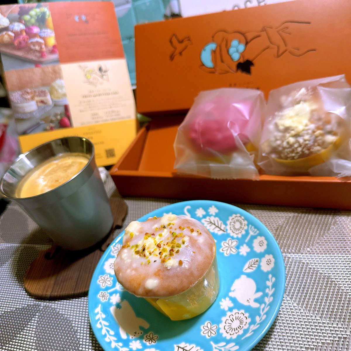 kyoyasaga's tweet image. #ベストオブクラシック
確かに整いすぎてる感はあるけれど、安心して聴ける安定感だな。
さて #アムールデュショコラ 戦利品の #canarina 果実とバターのマフィン、シトロン🍋を頂きます✨
保冷じゃないのに日持ちしないし。バターがスっと溶けちゃう🎶 生地もふわしっとり。
 #ネスプレッソ☕️