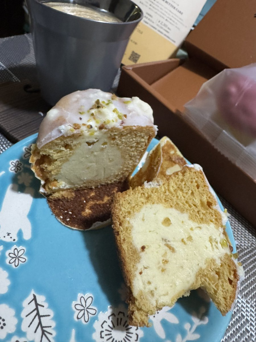 kyoyasaga's tweet image. #ベストオブクラシック
確かに整いすぎてる感はあるけれど、安心して聴ける安定感だな。
さて #アムールデュショコラ 戦利品の #canarina 果実とバターのマフィン、シトロン🍋を頂きます✨
保冷じゃないのに日持ちしないし。バターがスっと溶けちゃう🎶 生地もふわしっとり。
 #ネスプレッソ☕️