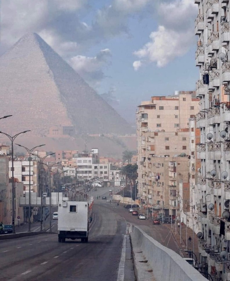 VertigoWarrior's tweet photo. Thread on alternative views of iconic landmarks you (probably) haven’t seen before 🧵

1. A different view of the pyramids in Egypt https://t.co/6skuZGAXiP