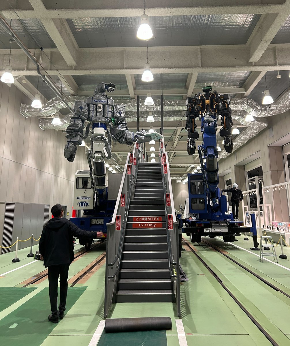 drkanaoka's tweet photo. ちなみに、日本信号製の #多機能鉄道重機 のベースとなった、#人機一体 における PoC 試作機（向かって右）の名称は #零式人機 ver.2.0 であり、#多機能鉄道重機 の JR 西日本における社会実装第一号の機体（向かって左）には #NESMO という機体固有の愛称が付いています。 https://t.co/doudanbVv5