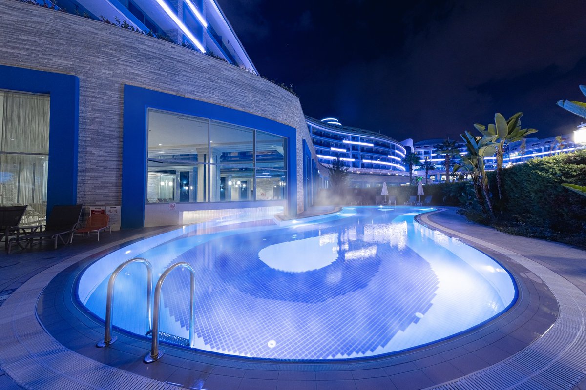 Isıtmalı açık havuzumuz ile dört mevsim kesintisiz havuz keyfi Sueno Hotels Deluxe Belek’te.
Sueno Hotels Deluxe Belek offers four seasons of uninterrupted pool pleasure with our heated outdoor pool.