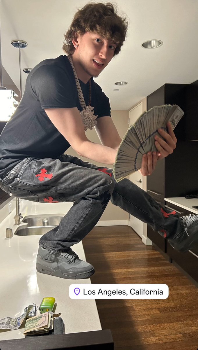 hauntingmound's tweet photo. Boyy Get down from There 🤦🏻‍♂️🤦🏻‍♂️ https://t.co/G5fuqgT7YG