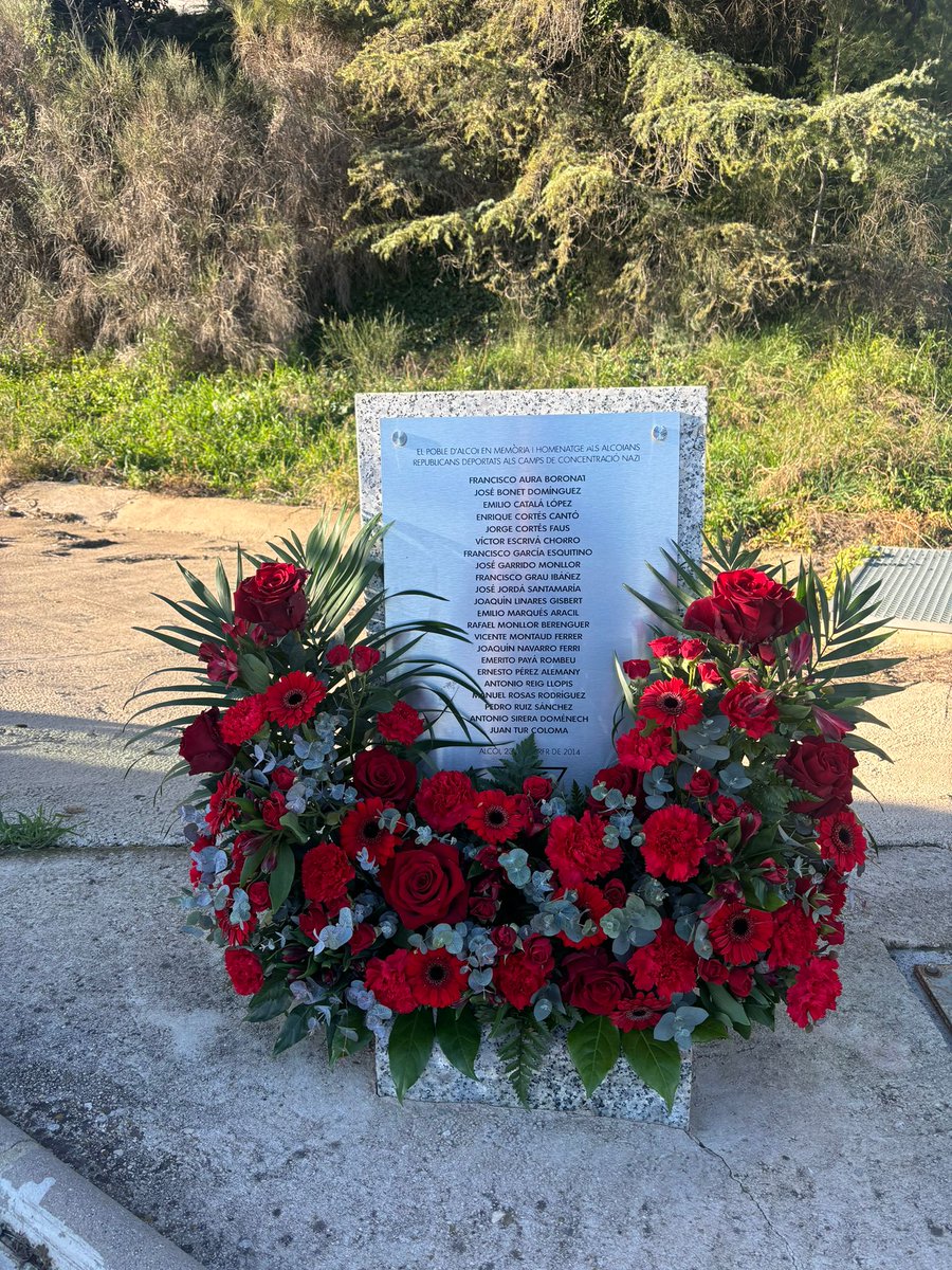🕊️🌍 Este dilluns el mur de record als alcoians víctimes dels camps d'extermini nazis al passeig de Cervantes i el Pont Fernando Aura ha acollit un xicotet acte en record dels 21 alcoians víctimes del nazisme més extrem

#Alcoi #Holocaust #MemòriaHistòrica #Respecte #Pau