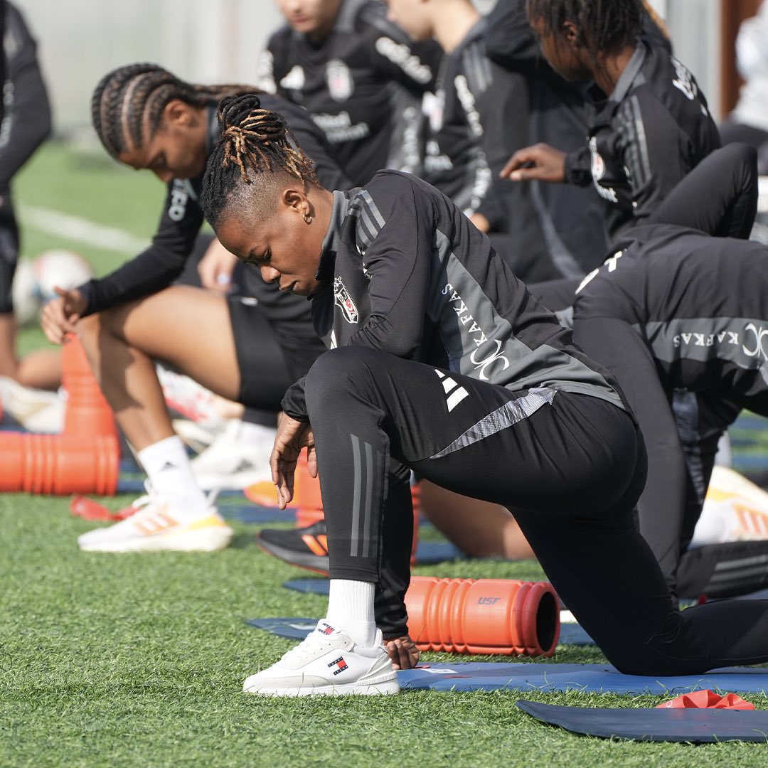 BJKKadinFutbol's tweet photo. ALG Spor maçının hazırlıklarına başladık. 🦅
#ALGvBJK https://t.co/LVZD88Fttr