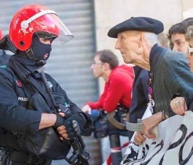 ideiazabaldub's tweet photo. Gaur duela 95 urte jaio zen Portugaleten Periko Solabarria militante iraultzaile nekaezina. 

«Ez badigute amesten uzten, ez diegu lo egiten utziko»

1930 - 2015 | BETIKO ARGIA 🌹 https://t.co/HAbB2hqtzx