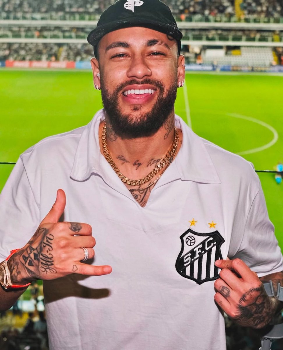 AlimSports_'s tweet photo. 🚨 DE ÚLTIMO MINUTO 🚨

¡OFICIAL! - Neymar Jr. ya está en Brasil. El Al-Hilal ha aceptado la oferta del club brasileño para que Neymar vuelva a casa; donde todo comenzó. 

¡¡NEYMAR DE VUELTA AL SANTOS!! 🤍🖤 #neymarjr #SantosFC https://t.co/Udm3yG9b9T