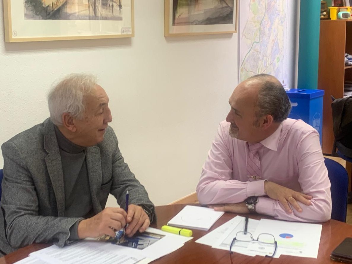 El Presidente de la Asociación se reunió con el Concejal de Salud Pública y Seguridad Ciudadana para tratar la problemática de adaptación al nuevo régimen de residuos industriales y  la implantación de los contenedores para residuos asimilables a domésticos.