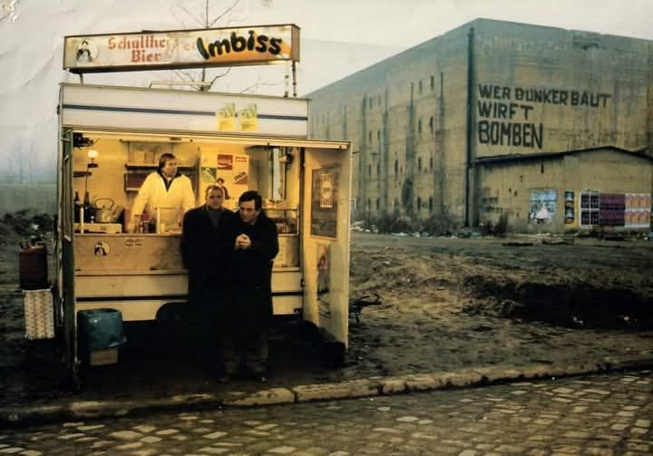 RaBeArt's tweet photo. Der Himmel Über Berlín (Wings Of Desire). Bruno Ganz & Peter Falk, Berlin, 1987. Photographer: Walter Yablonsky.
#photo #WalterYablonsky #BrunoGanz #PeterFalk #WingsofDesire #berlin #movie #german #streetphotography #urban #imbiss https://t.co/OUjBtHDtJ8