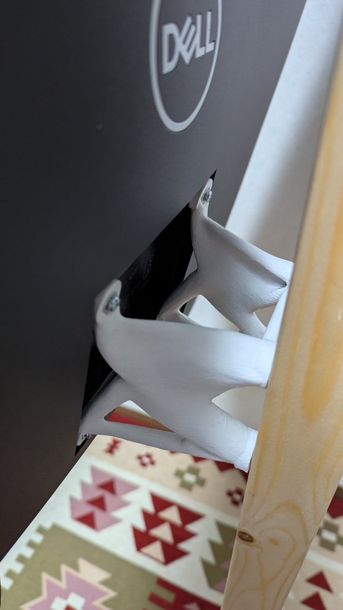 112358tm's tweet photo. ABSでプリントし、アクリルガッシュで塗装。数十グラムのパーツが5kgを超えるモニタを支えている。複雑な曲面が魅力的。加えて縦方向の剛性がとんでもなく高い。 https://t.co/3hdJZGPZCU