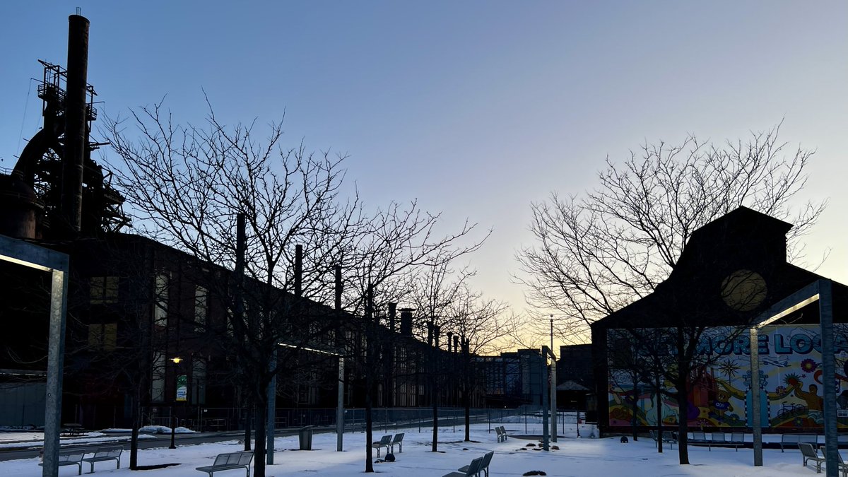 BradKleinNews's tweet photo. A cold clear sunrise this morning looking east over the old Bethlehem Steel campus. #Dailydawn @wlvrnews @lvnewsdotcom https://t.co/sZQ3hf5Rm1