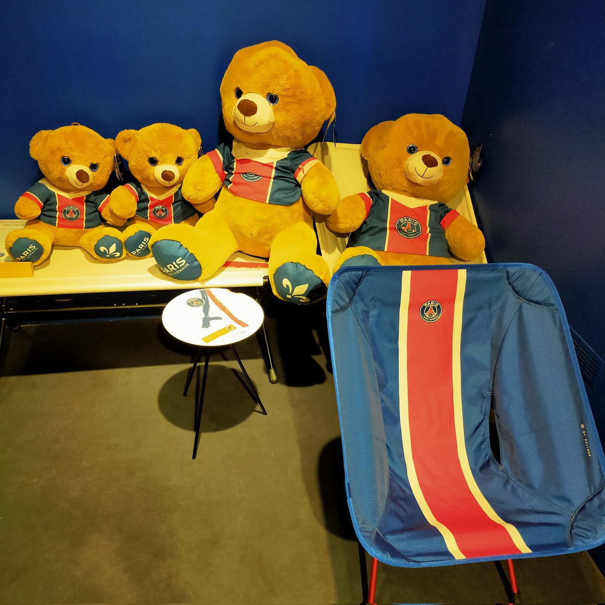 kerupeccyo's tweet photo. フランス棟の凛ちゃん達が着ていたユニフォームと同じような配色なのね⚽️🇫🇷 https://t.co/SIrqdQbvde