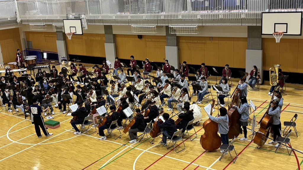AOYM_phil's tweet photo. 今日は青山特別支援学校へ伺い、児童のみなさんと交流を行いました。演奏やダンスして一緒に楽しみました！
青山高校と青山特別支援学校は近くにあるものの、普段はなかなか関わることができないので、とても貴重な経験になりました。青山特別支援学校の皆さん、ありがとうございました‼︎
#青フィル https://t.co/es5Zz5c4fj