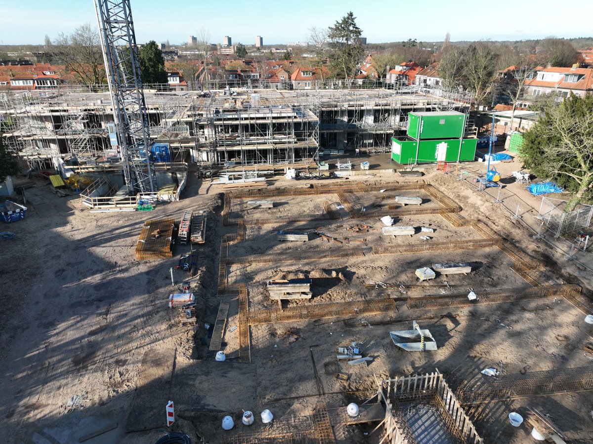 𝟭𝟯𝟮 '𝘀𝗲𝗻𝗶𝗼𝗿𝗲𝗻𝘄𝗼𝗻𝗶𝗻𝗴𝗲𝗻 𝗺𝗲𝘁 𝘇𝗼𝗿𝗴' - 𝗦𝗶𝗻𝘁 𝗖𝗮𝗿𝗼𝗹𝘂𝘀 𝗶𝗻 𝗛𝗶𝗹𝘃𝗲𝗿𝘀𝘂𝗺
In Hilversum bouwen we midden het Staatsliedenkwartier in opdracht van Woonzorg Nederland voor zorgorganisatie HilverZorg het project Sint Carolus.