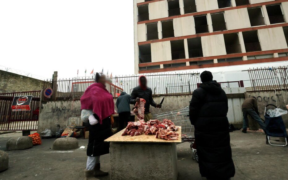 CerfiaFR's tweet photo. 🇫🇷🥩 FLASH | À Vitry-sur-Seine, des boucheries improvisées s’installent sur les trottoirs. Chaque week-end, des centaines de kilos de viande, découpée dans la rue sur des planches en bois sans aucune norme d’hygiène, se vendent comme des petits pains. Dans un chariot de supermarché, des poulets à la couleur très douteuse sont également entassés. Juste à côté, un garage mécanique clandestin fonctionne également. (Le Parisien)