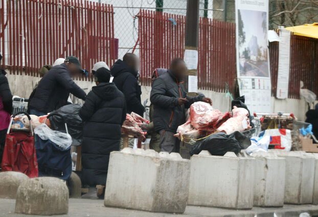 CerfiaFR's tweet photo. 🇫🇷🥩 FLASH | À Vitry-sur-Seine, des boucheries improvisées s’installent sur les trottoirs. Chaque week-end, des centaines de kilos de viande, découpée dans la rue sur des planches en bois sans aucune norme d’hygiène, se vendent comme des petits pains. Dans un chariot de supermarché, des poulets à la couleur très douteuse sont également entassés. Juste à côté, un garage mécanique clandestin fonctionne également. (Le Parisien)