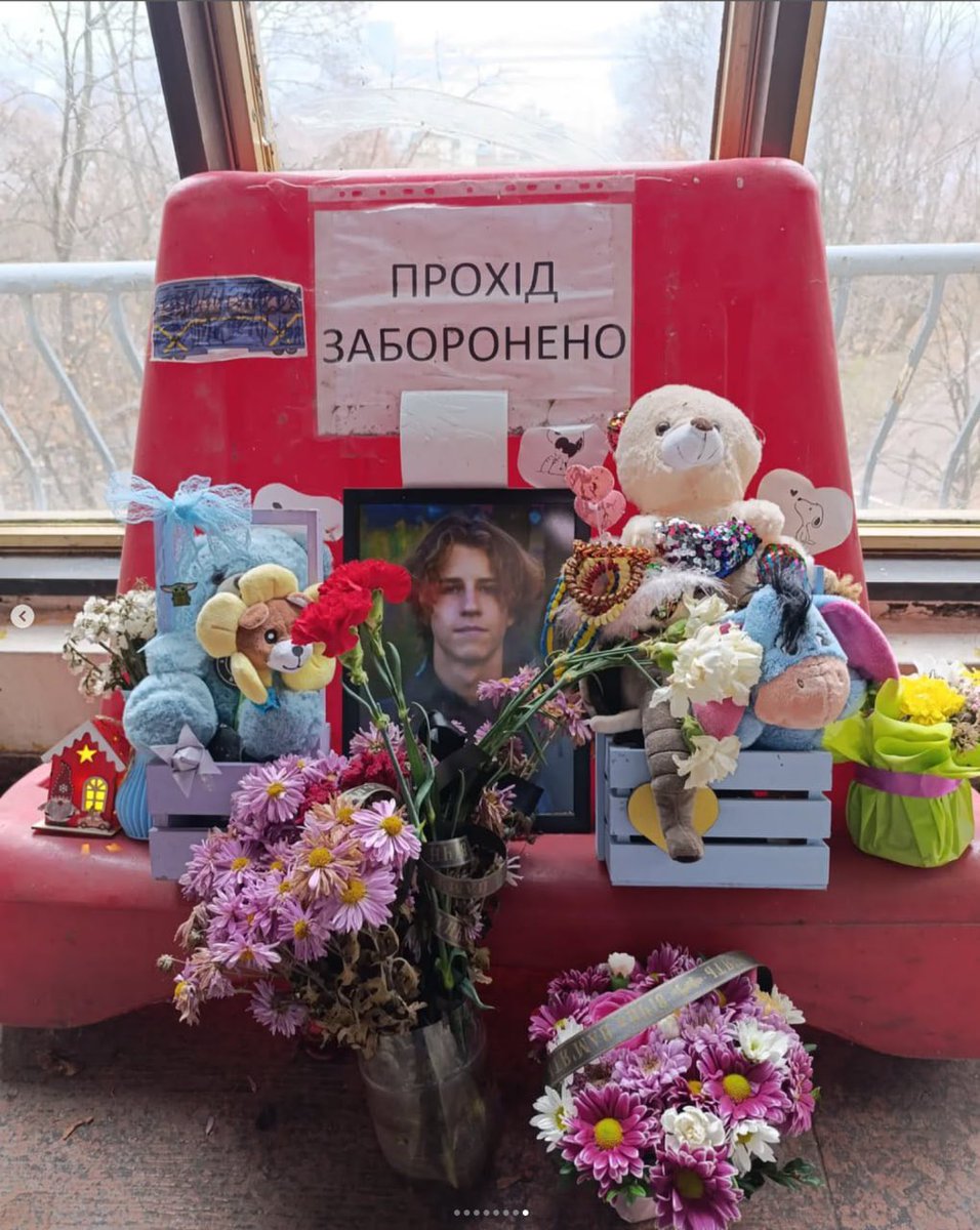 SymorozOfficial's tweet photo. Мабуть, багато, хто з вас чув за цю справу - як на київському фунікулері неадекват вбив молодого 16-річного хлопця.

Молодий 16-річний хлопець Максим Матерухін, який професійно займався футболом був вбитий 7 квітня 2024 року на очах у інших дітей, пʼяним 30-річним співробітником Управління державної охорони Артемом Косовим. Я зараз вимушений писати про це, бо судовий розгляд по вбивці перетворили на фарс!

З жовтня минулого року слухання практично заблоковані — захист Косова регулярно пропускає засідання. Допити свідків поновились лише 9 січня, однак головний свідок - друг вбитого Максима, який був з ним у момент загибелі й мав дати свідчення, до суду не прийшов через залякування, зараз із цим хлопцем працює психолог і він боїться давати покази в суді. На батьків загиблого тиснуть, погрожують. Родичі обвинуваченого Косова в суді нагло сміються з родини загиблого. Засідання продовжують зривати адвокати своєю неявкою, а колегія суддів Шевченківського районного суду міста Києва тупо ігнорує знущання над правосуддям та перетворює засідання у фарс, а засідання в грудні взагалі прямо зірвали судді запізнившись на годину. 

Зараз нарешті розпочали допит свідків, хоча повторюю - головного свідка залякали і його участь під питанням! Наступне засідання має відбутись 5 лютого о 14 годині у Шевченківському районному суді Києва (Дегтярівська, 31А). 

Буду уважно слідкувати за цим засіданням і дуже раджу суддям згадати процесуальне законодавство і жорстко реагувати на намагання сторони підсудного зірвати розгляд справи. Дуже і дуже не раджу перетворювати цю справу на фарс!